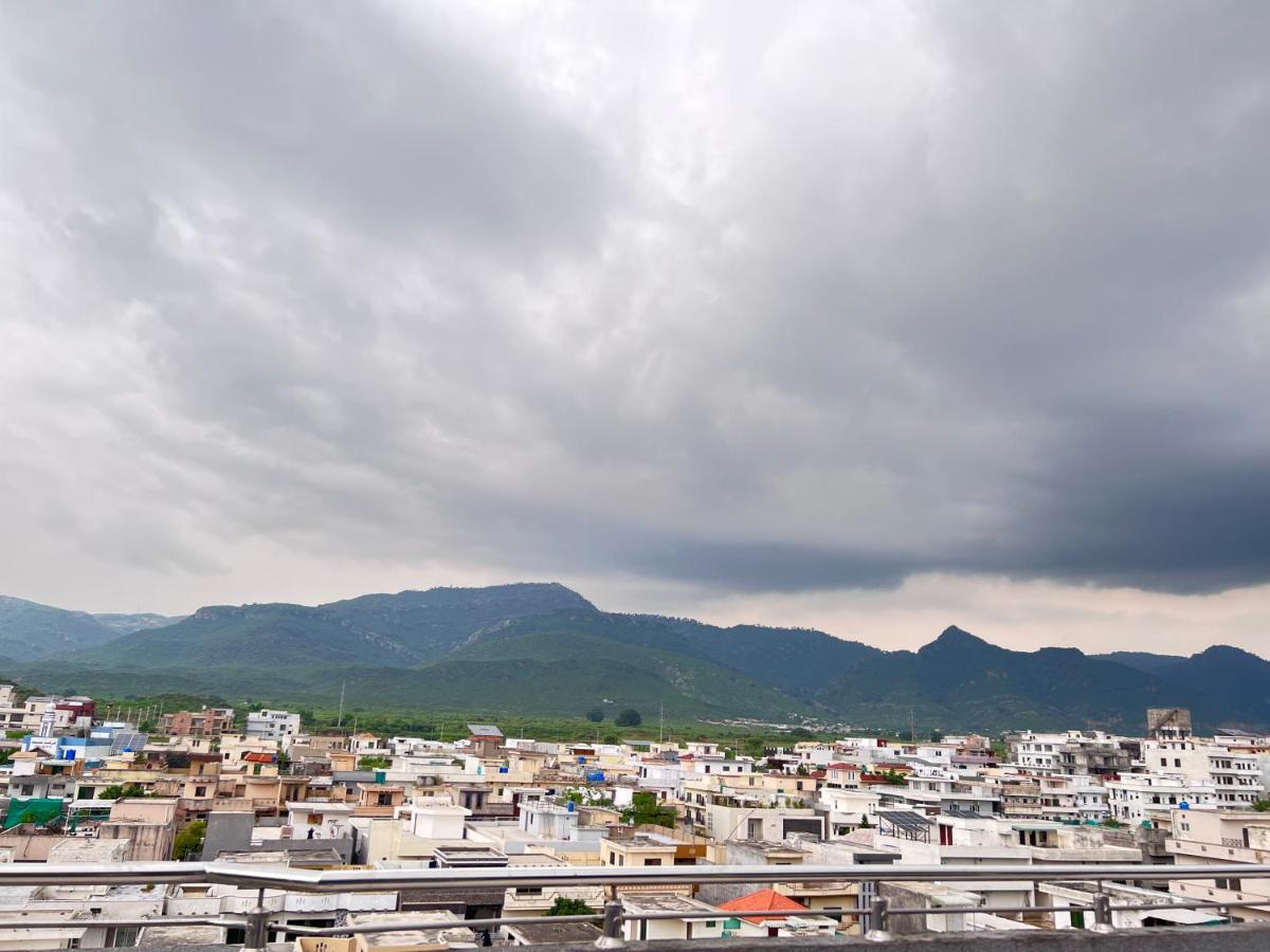 Luxury 3 Bedrooms Apartment Lounge+Kitchen Air-Conditioning And Wifi E11 Islamabad Exteriör bild